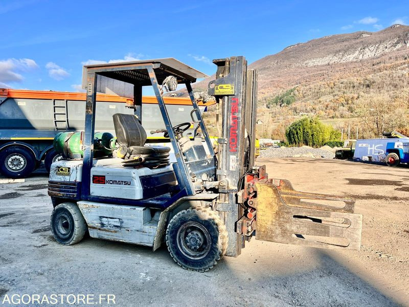CHARIOT ÉLÉVATEUR À GAZ KOMATSU FG25T-11E AVEC PINCES - 1995 / 7938 HEURES - Diesel forklift: picture 4 CHARIOT ÉLÉVATEUR À GAZ KOMATSU FG25T-11E AVEC PINCES - 1995 / 7938 HEURES - Diesel forklift: picture 4