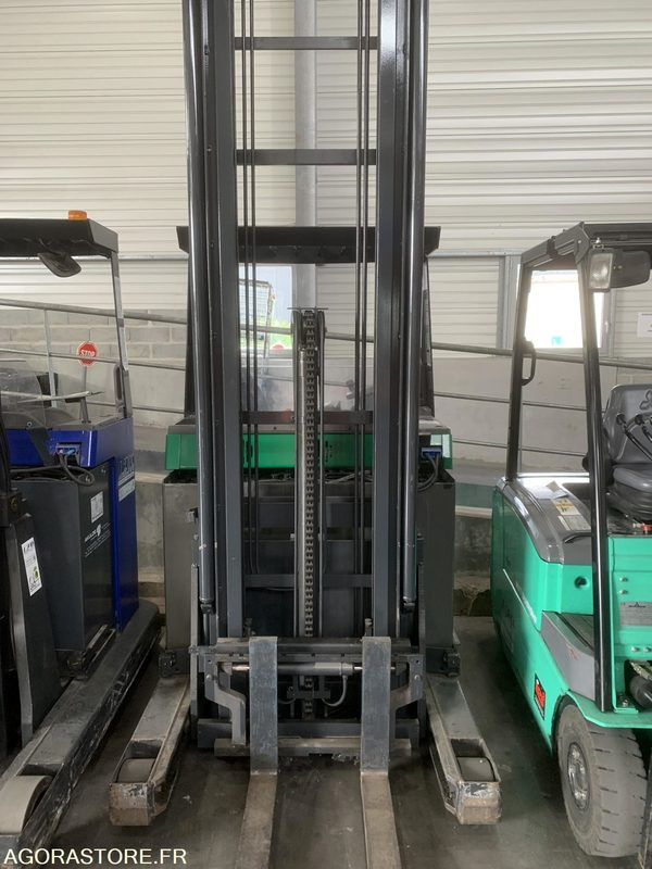 CHARIOT NISSAN CAT5 R489 AVEC CHARGEUR EN L'ETAT - Reach truck: picture 2 CHARIOT NISSAN CAT5 R489 AVEC CHARGEUR EN L'ETAT - Reach truck: picture 2