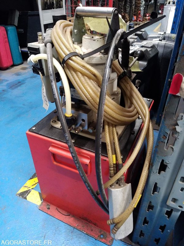 GROUPE HYDRAULIQUE POUR SERRAGE - Tool/ Equipment: picture 1 GROUPE HYDRAULIQUE POUR SERRAGE - Tool/ Equipment: picture 1