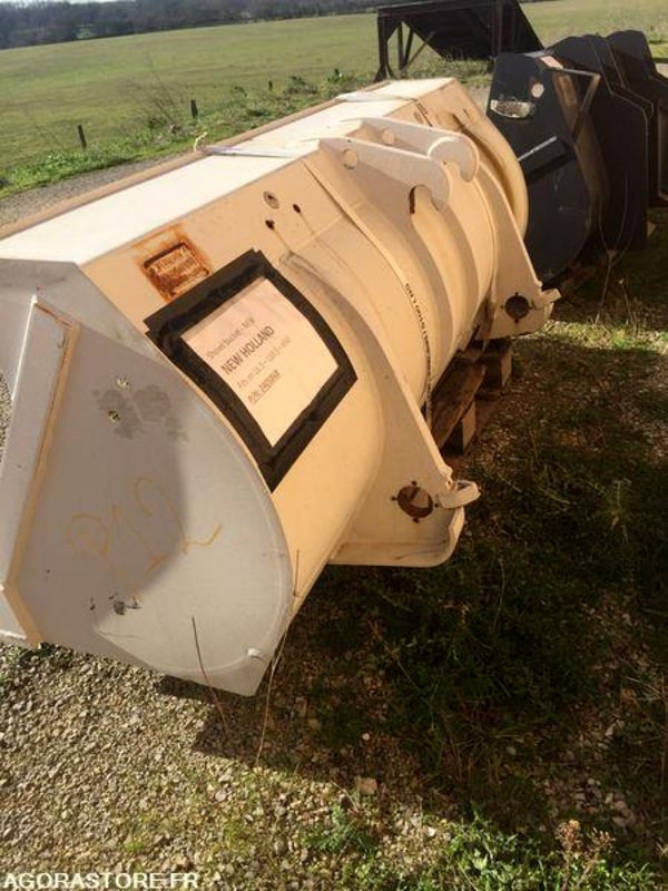 Godet neuf de chargeuse 2000mm New Holland W50, W60, W70, W80 - Loader bucket: picture 4 Godet neuf de chargeuse 2000mm New Holland W50, W60, W70, W80 - Loader bucket: picture 4