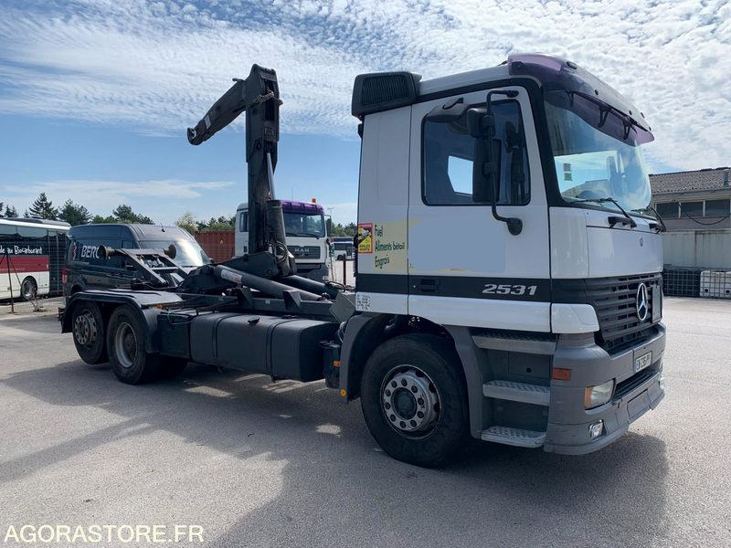 MERCEDES 6x2 - ACTROS 2531 - 1999 / 515000 KM - Hook lift truck: picture 3 MERCEDES 6x2 - ACTROS 2531 - 1999 / 515000 KM - Hook lift truck: picture 3