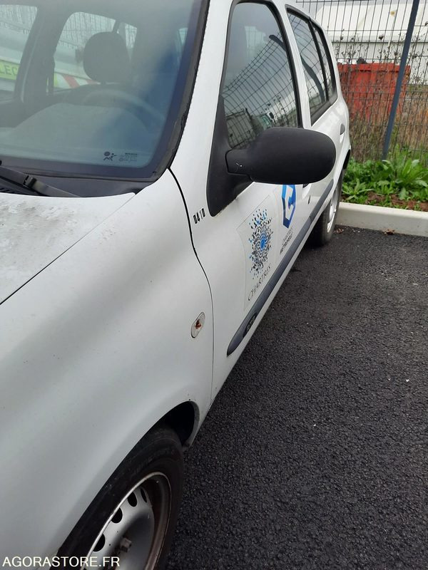 RENAULT CLIO - 2004 - 77850KM - EN PANNE - Car: picture 5 RENAULT CLIO - 2004 - 77850KM - EN PANNE - Car: picture 5