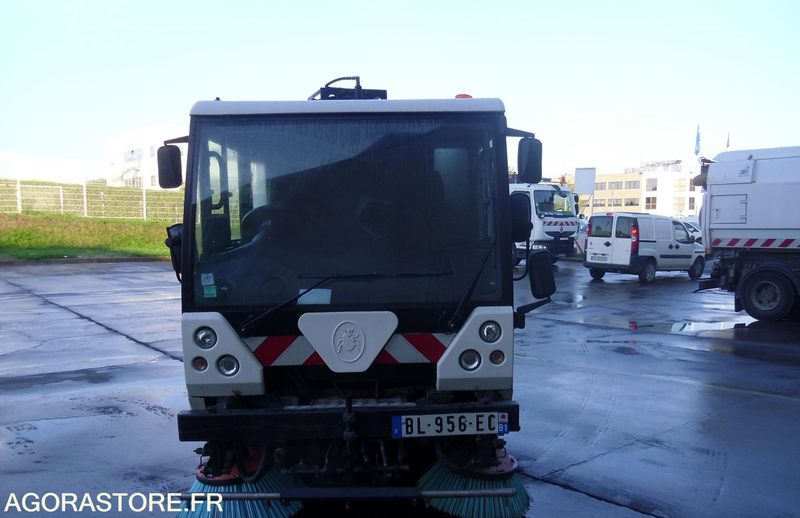 SCARAB - Minor VM - Euro 5 Balayeuse Compacte 2.5m3 - 2011 / 42068 KM (BL956EC) - Road sweeper: picture 2 SCARAB - Minor VM - Euro 5 Balayeuse Compacte 2.5m3 - 2011 / 42068 KM (BL956EC) - Road sweeper: picture 2