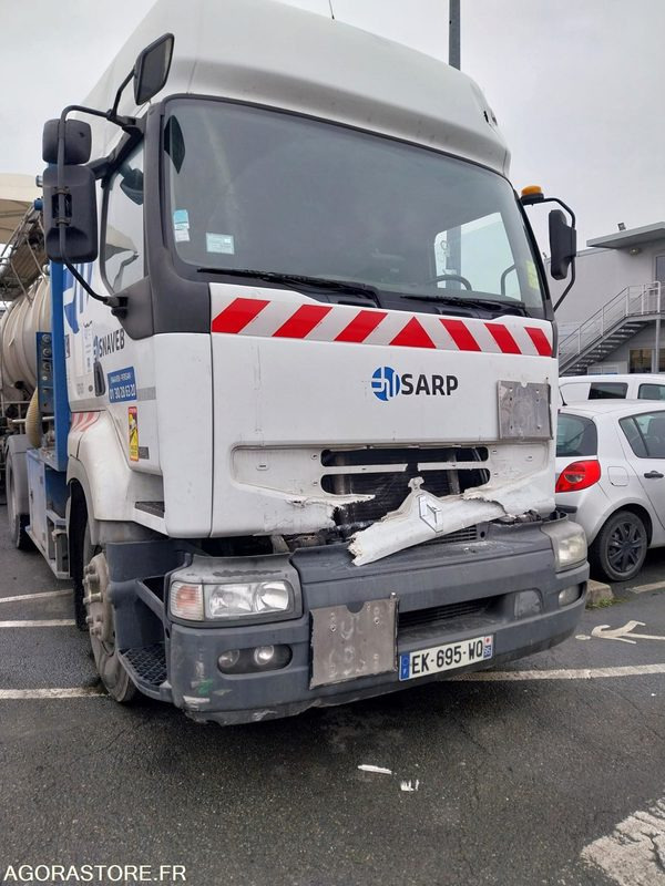 Tracteur RENAULT ADR pompe anneau liquide - 2003/ 808 664KM (ACCIDENTE) - Tractor truck: picture 1 Tracteur RENAULT ADR pompe anneau liquide - 2003/ 808 664KM (ACCIDENTE) - Tractor truck: picture 1