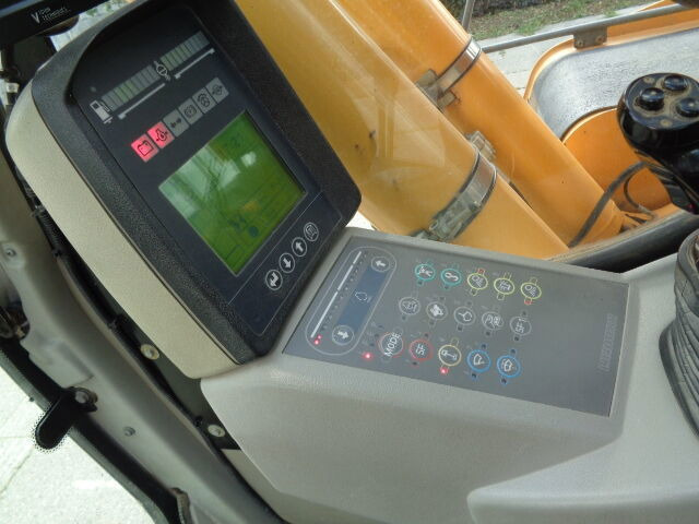 Crawler excavator Liebherr R906LC: picture 24