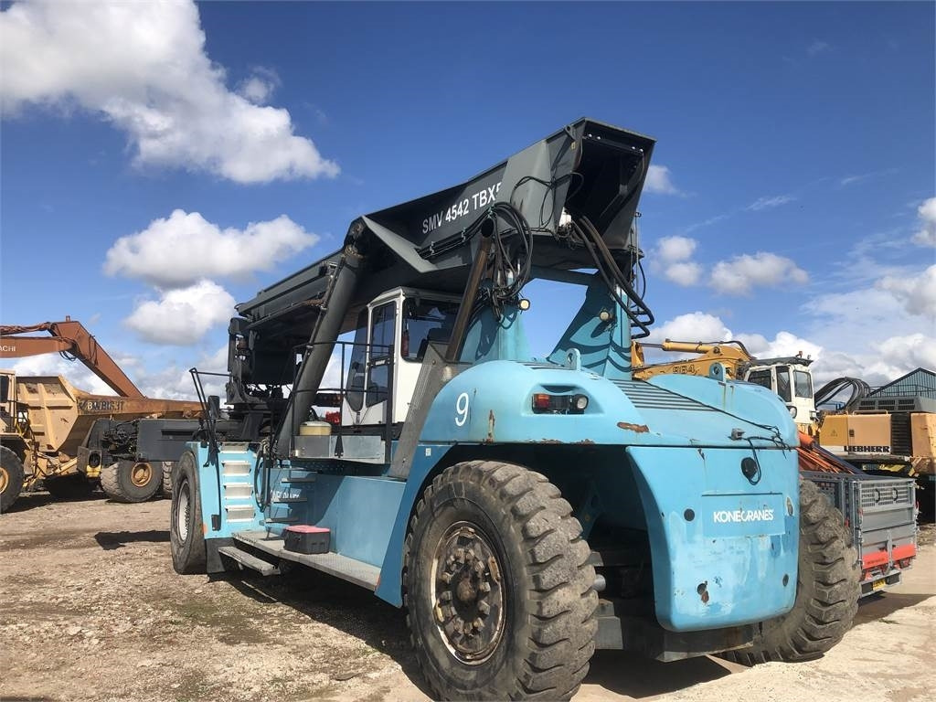 SMV 4542 TBX5 - Reach stacker: picture 3 SMV 4542 TBX5 - Reach stacker: picture 3