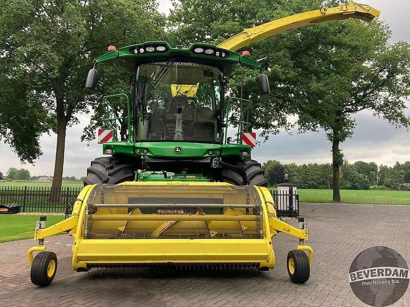 Agricultural machinery John Deere 8400: picture 9
