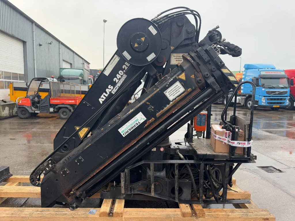 Atlas 240.2E-A3 + REMOTE CONTROL + 5E & 6E FUNCTIE 240 - Truck mounted crane: picture 1 Atlas 240.2E-A3 + REMOTE CONTROL + 5E & 6E FUNCTIE 240 - Truck mounted crane: picture 1