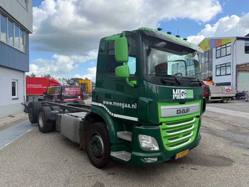 DAF CF 400 6X2 EURO 6 - ONLY 689.209 KM + STEERING AXLE - Cab chassis truck: picture 2 DAF CF 400 6X2 EURO 6 - ONLY 689.209 KM + STEERING AXLE - Cab chassis truck: picture 2