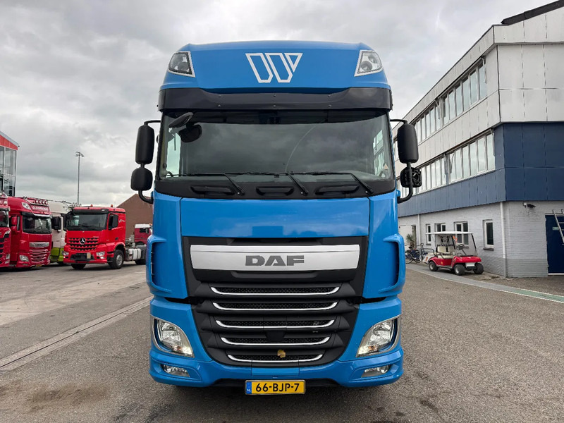DAF XF 460 6X2 EURO 6 + HERTOGHS HANGER - Curtain side truck: picture 2 DAF XF 460 6X2 EURO 6 + HERTOGHS HANGER - Curtain side truck: picture 2