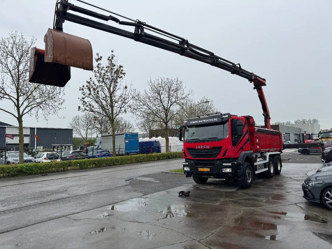 Iveco Trakker 500 6X4 EURO 6 KIPPER + PALFINGER PK1800 - Tipper, Crane truck: picture 1 Iveco Trakker 500 6X4 EURO 6 KIPPER + PALFINGER PK1800 - Tipper, Crane truck: picture 1