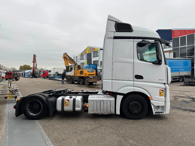 Mercedes-Benz Actros 1842 4X2 EURO 6 MEGA DOUBLE TANK - Tractor truck: picture 4 Mercedes-Benz Actros 1842 4X2 EURO 6 MEGA DOUBLE TANK - Tractor truck: picture 4