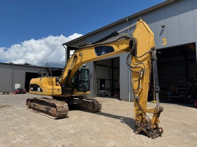 Crawler excavator CAT 323 D L: picture 9