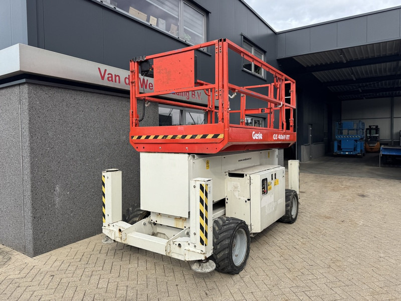 Genie GS 4069 RT Hoogwerker / Arbeitsbuhne 14mtr werkhoogte 4x4 Kubota DIESEL 2014 - Scissor lift: picture 3 Genie GS 4069 RT Hoogwerker / Arbeitsbuhne 14mtr werkhoogte 4x4 Kubota DIESEL 2014 - Scissor lift: picture 3