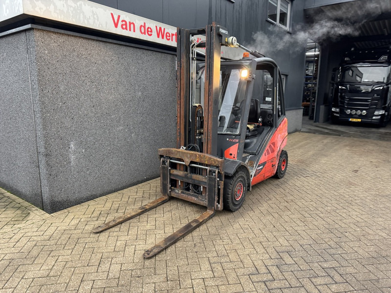 Linde H25T-02 Triplo 550 Freelift / Sideshift / Vorkversteller LPG 2013 - LPG forklift: picture 3 Linde H25T-02 Triplo 550 Freelift / Sideshift / Vorkversteller LPG 2013 - LPG forklift: picture 3