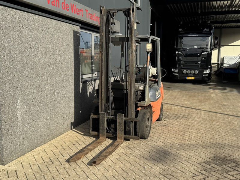 Toyota 42-7FGF25 duplo 400 3e / 4e Functie LPG 2001 - LPG forklift: picture 3 Toyota 42-7FGF25 duplo 400 3e / 4e Functie LPG 2001 - LPG forklift: picture 3
