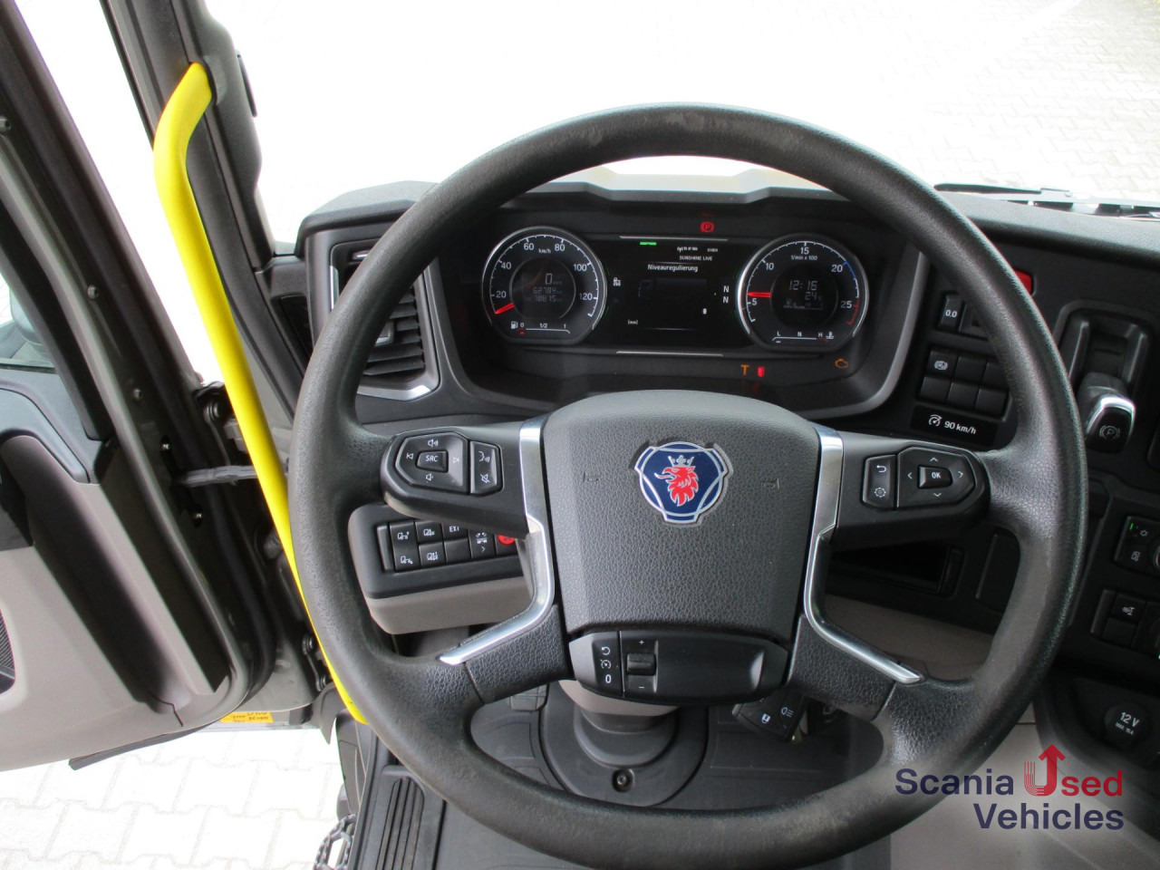 SCANIA P 370 B4x4HA Koffer mit Lbw. - Box truck: picture 3 SCANIA P 370 B4x4HA Koffer mit Lbw. - Box truck: picture 3