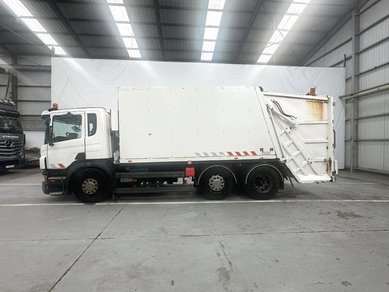Scania P230 6X2 / Essieu relevable directionnel / Stuurbare liftas / Steerable lift axle - Garbage truck: picture 2 Scania P230 6X2 / Essieu relevable directionnel / Stuurbare liftas / Steerable lift axle - Garbage truck: picture 2