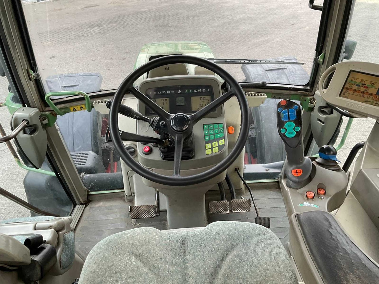 Farm tractor 2000 FENDT VARIO 712 ALL-WHEEL DRIVE FARM TRACTOR: picture 18 Farm tractor 2000 FENDT VARIO 712 ALL-WHEEL DRIVE FARM TRACTOR: picture 18