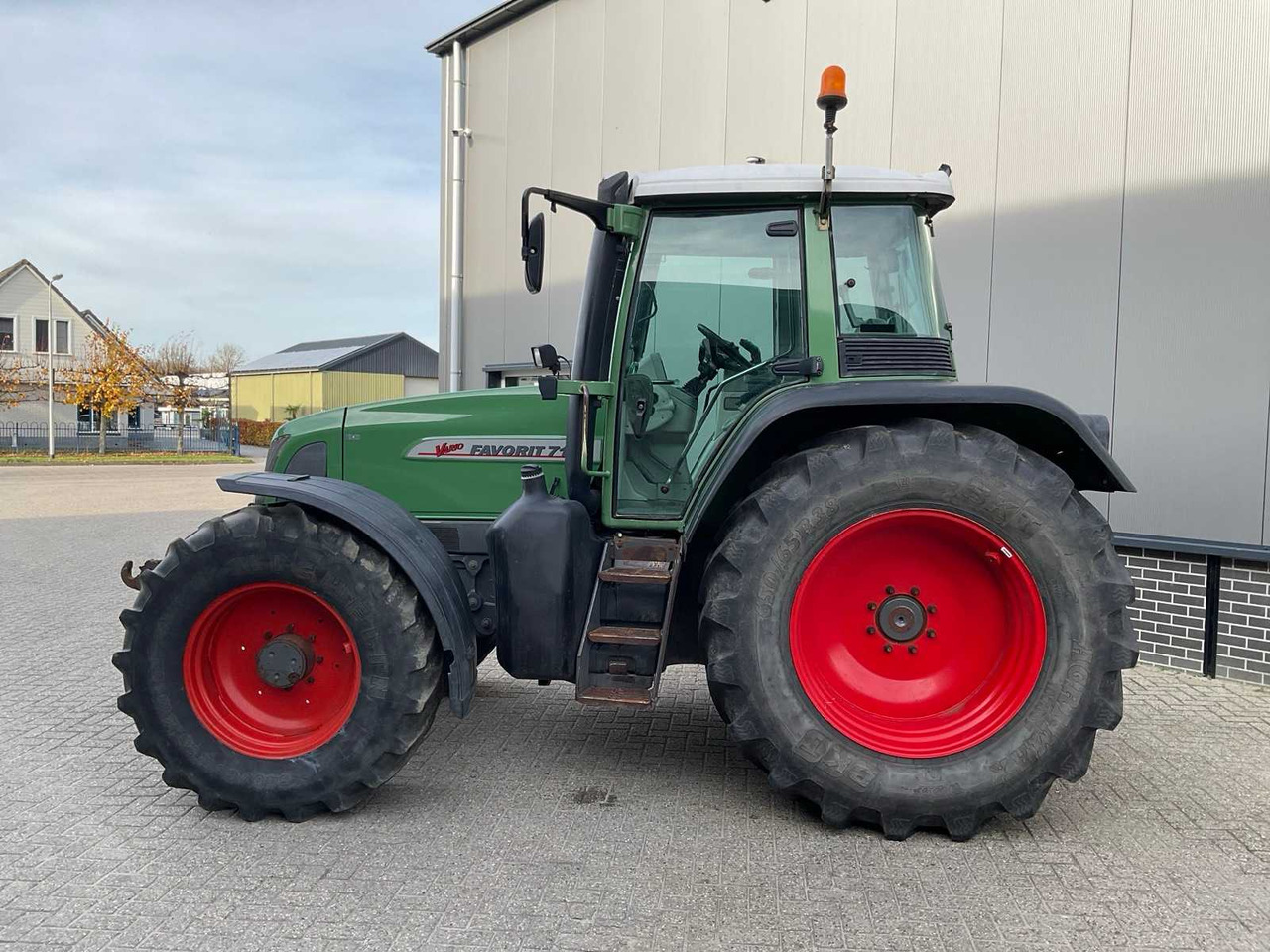 Farm tractor 2000 FENDT VARIO 712 ALL-WHEEL DRIVE FARM TRACTOR: picture 8 Farm tractor 2000 FENDT VARIO 712 ALL-WHEEL DRIVE FARM TRACTOR: picture 8