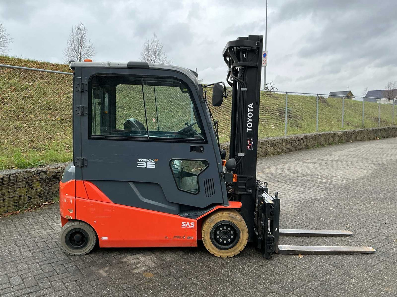 2017 TOYOTA 8FBMT35 FORKLIFT - Forklift: picture 4 2017 TOYOTA 8FBMT35 FORKLIFT - Forklift: picture 4