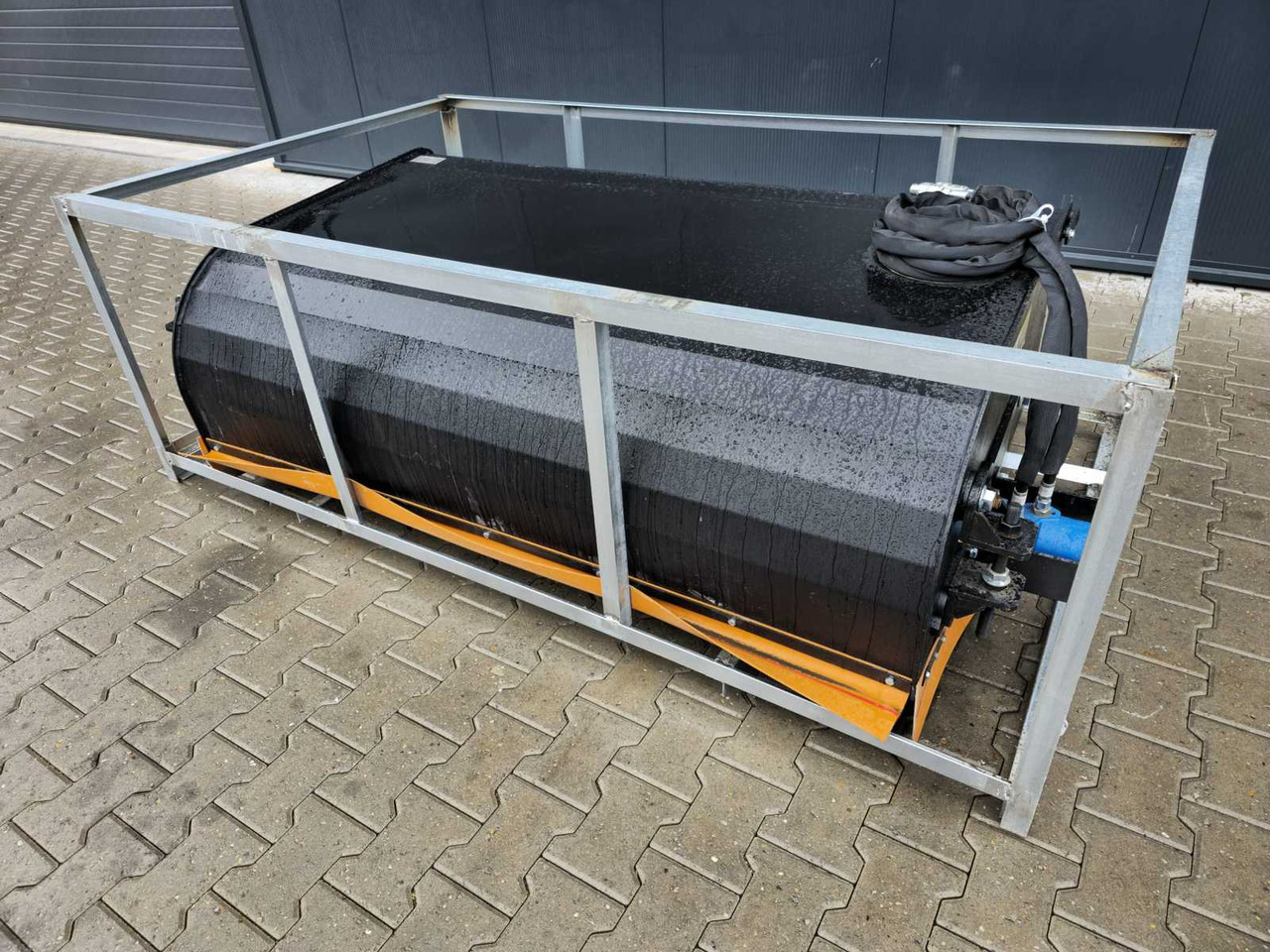 Rhino-cross 72 inch Angle broom Schrankbezem veegmachine - Attachment for Construction machinery: picture 1 Rhino-cross 72 inch Angle broom Schrankbezem veegmachine - Attachment for Construction machinery: picture 1