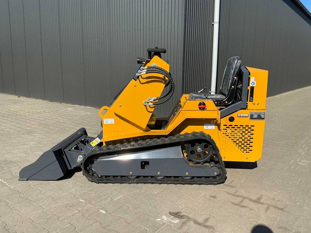 BISON TEK BT360 MINI LOADER / TRACK SKID STEER LOADER - Compact track loader: picture 2 BISON TEK BT360 MINI LOADER / TRACK SKID STEER LOADER - Compact track loader: picture 2