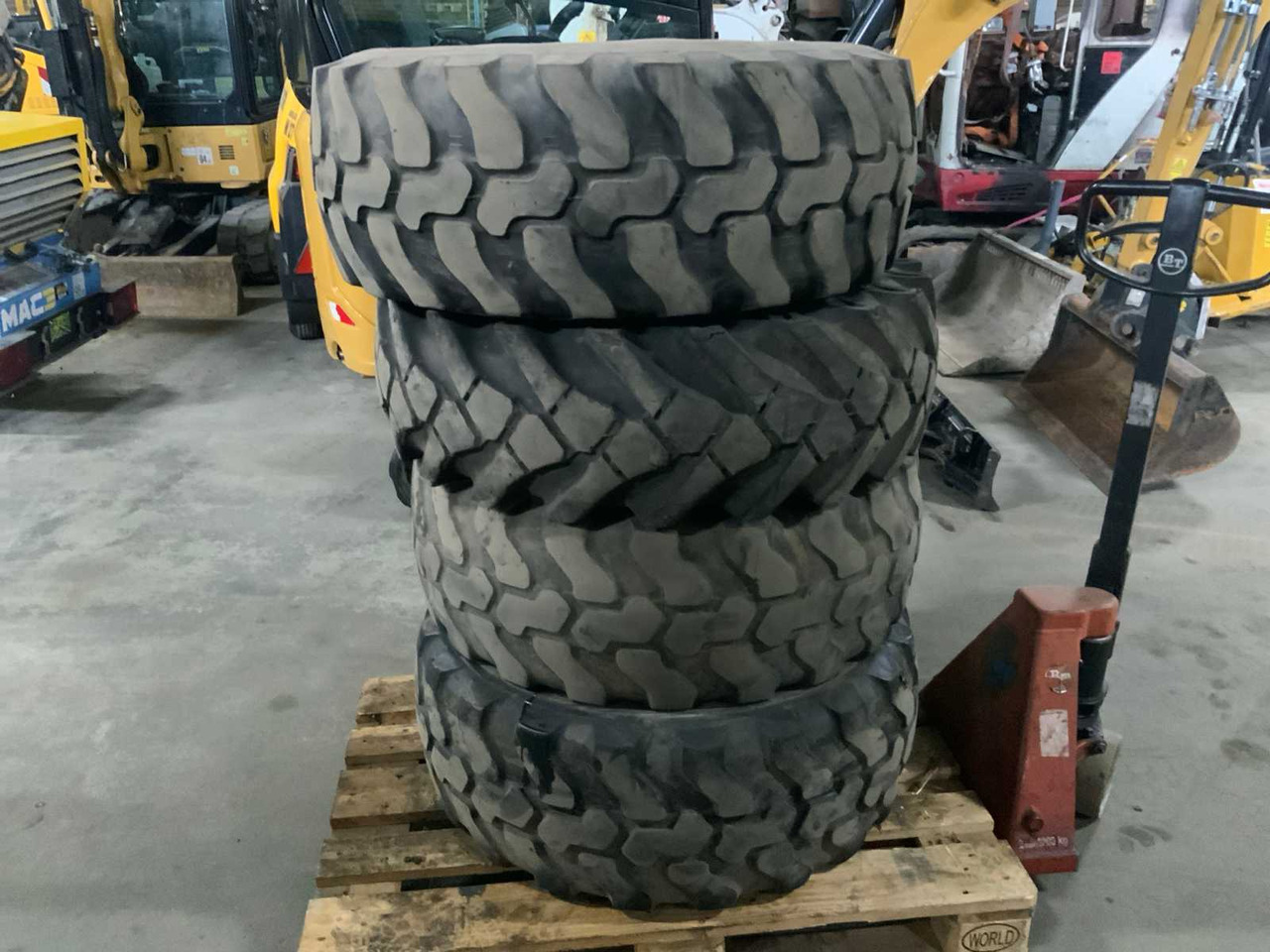 Dunlop 365/70 R18 - Wheels and tires for Farm tractor: picture 2 Dunlop 365/70 R18 - Wheels and tires for Farm tractor: picture 2