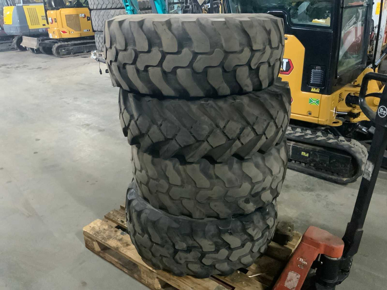 Dunlop 365/70 R18 - Wheels and tires for Farm tractor: picture 1 Dunlop 365/70 R18 - Wheels and tires for Farm tractor: picture 1