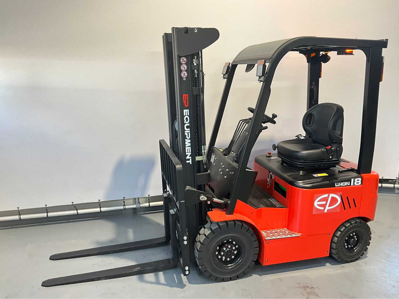EP - EFL 181 - 4.8 METER TRIPLEX, LI-ION, FREE-LIFT, SIDE-SHIFT - FORKLIFT - Forklift: picture 1 EP - EFL 181 - 4.8 METER TRIPLEX, LI-ION, FREE-LIFT, SIDE-SHIFT - FORKLIFT - Forklift: picture 1
