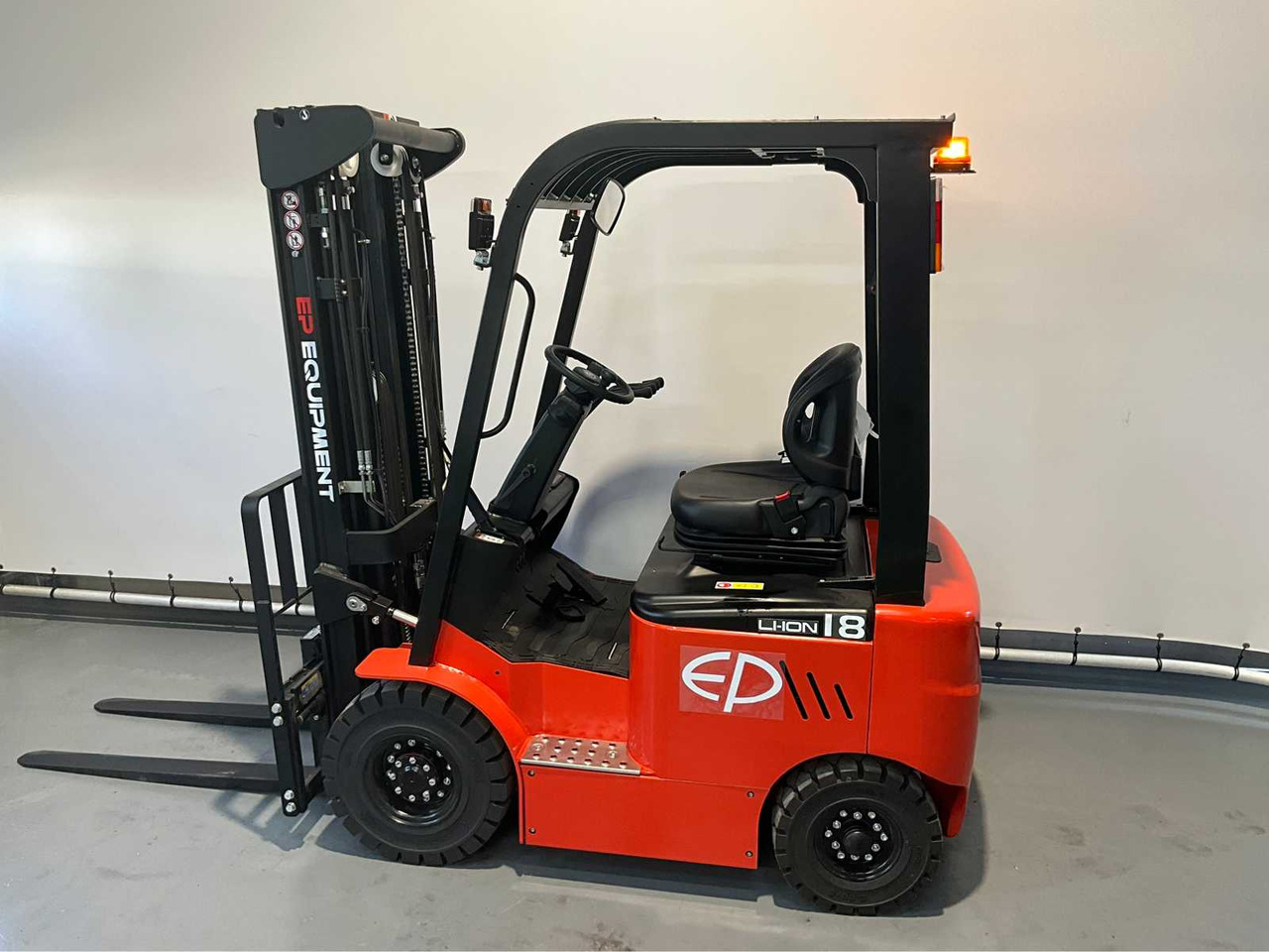 EP - EFL 181 - 4.8 METER TRIPLEX, LI-ION, FREE-LIFT, SIDE-SHIFT - FORKLIFT - Forklift: picture 3 EP - EFL 181 - 4.8 METER TRIPLEX, LI-ION, FREE-LIFT, SIDE-SHIFT - FORKLIFT - Forklift: picture 3