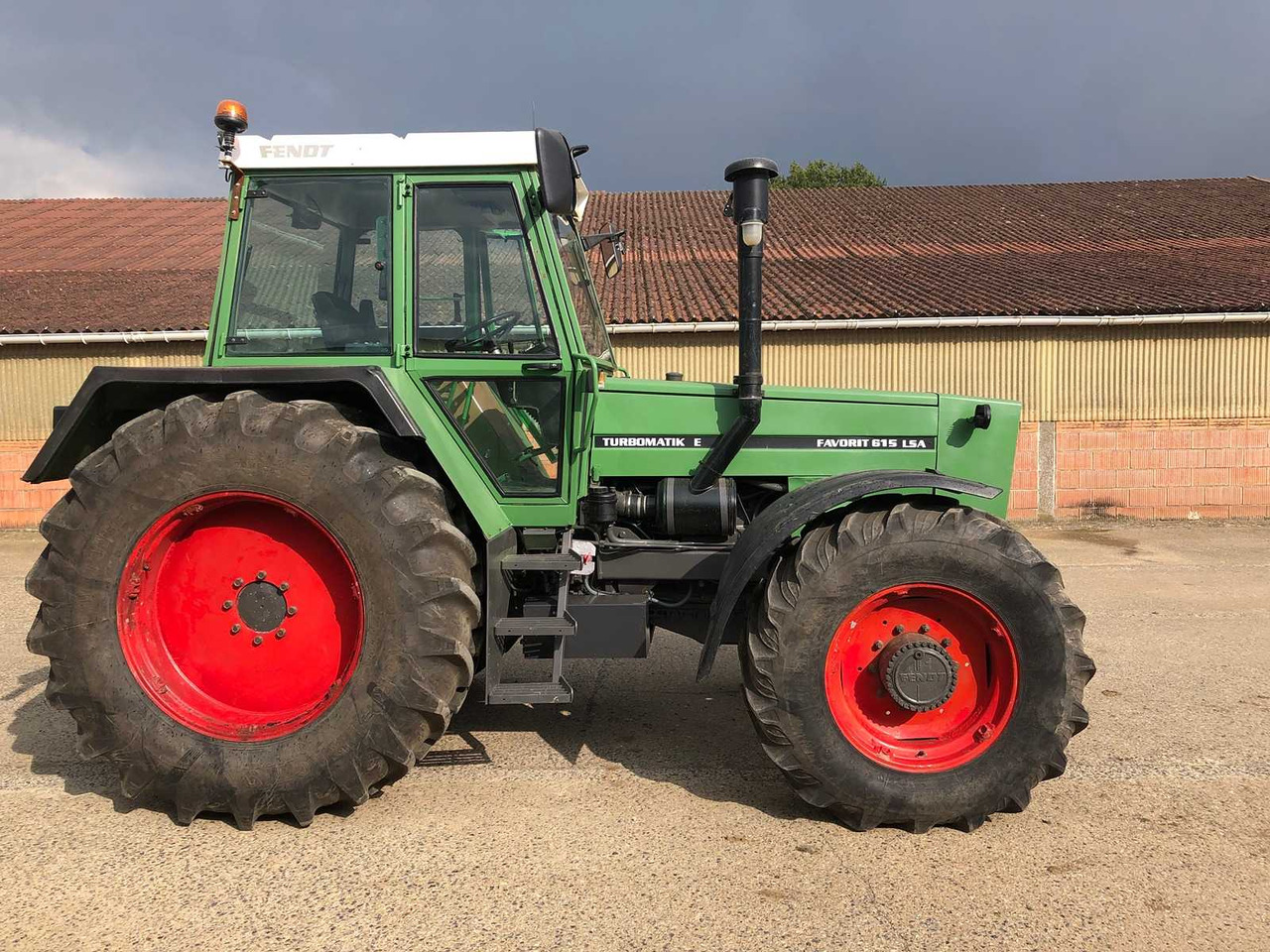 FENDT - FAVORIT 615 LSA TURBOMATIK E - 4WD AGRICULTURAL TRACTOR - 1985 - Farm tractor: picture 2 FENDT - FAVORIT 615 LSA TURBOMATIK E - 4WD AGRICULTURAL TRACTOR - 1985 - Farm tractor: picture 2