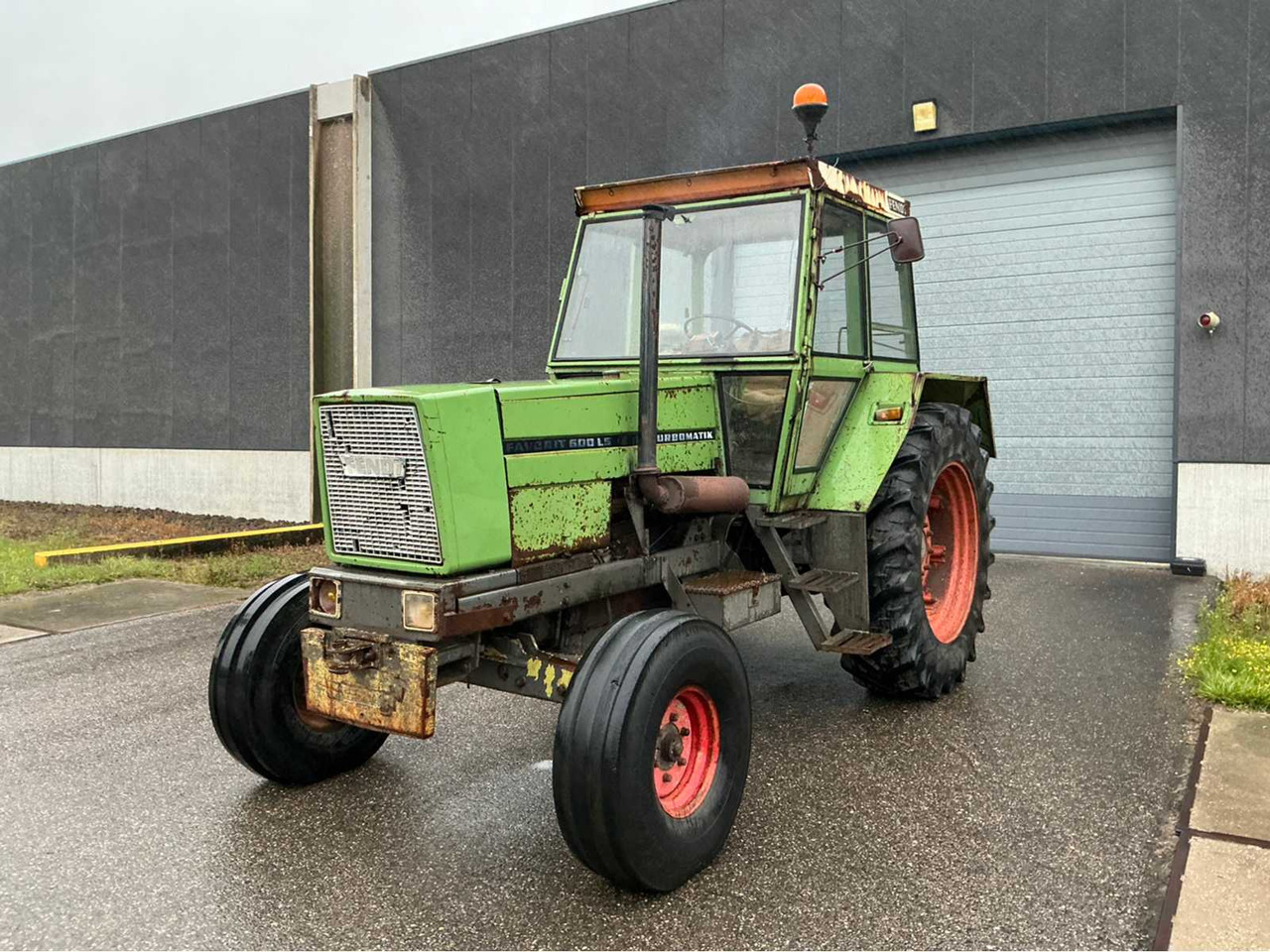 Fendt Favorit 600 LS Turbomatik - Farm tractor: picture 2 Fendt Favorit 600 LS Turbomatik - Farm tractor: picture 2