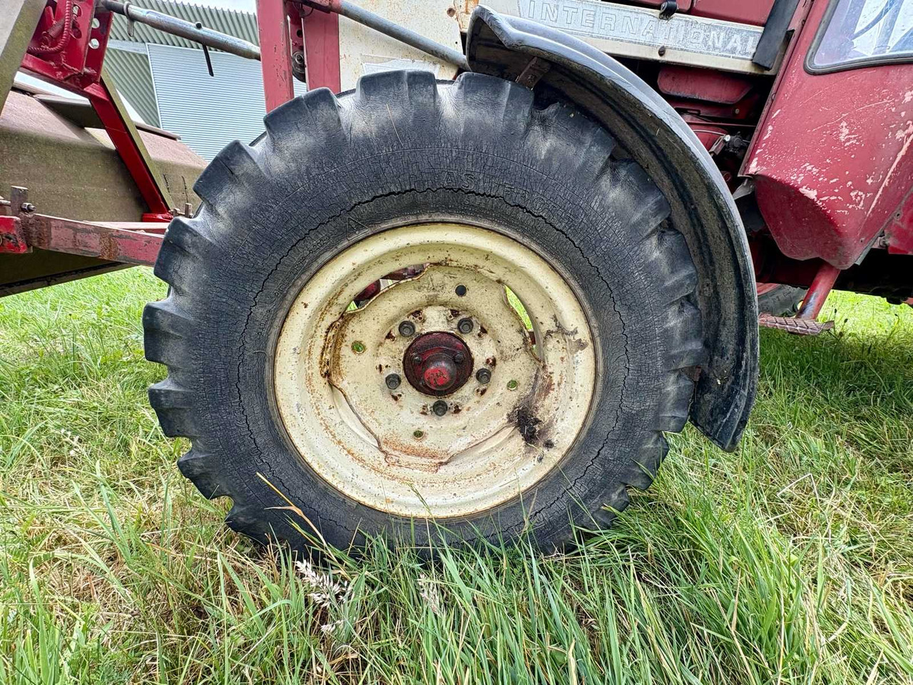 IHC 553 S Turbo - Farm tractor: picture 3 IHC 553 S Turbo - Farm tractor: picture 3