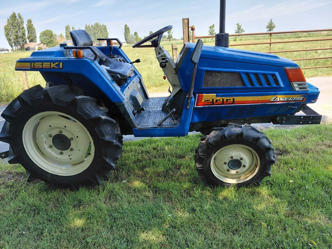 Iseki TU200 Landhope - Compact tractor: picture 3 Iseki TU200 Landhope - Compact tractor: picture 3