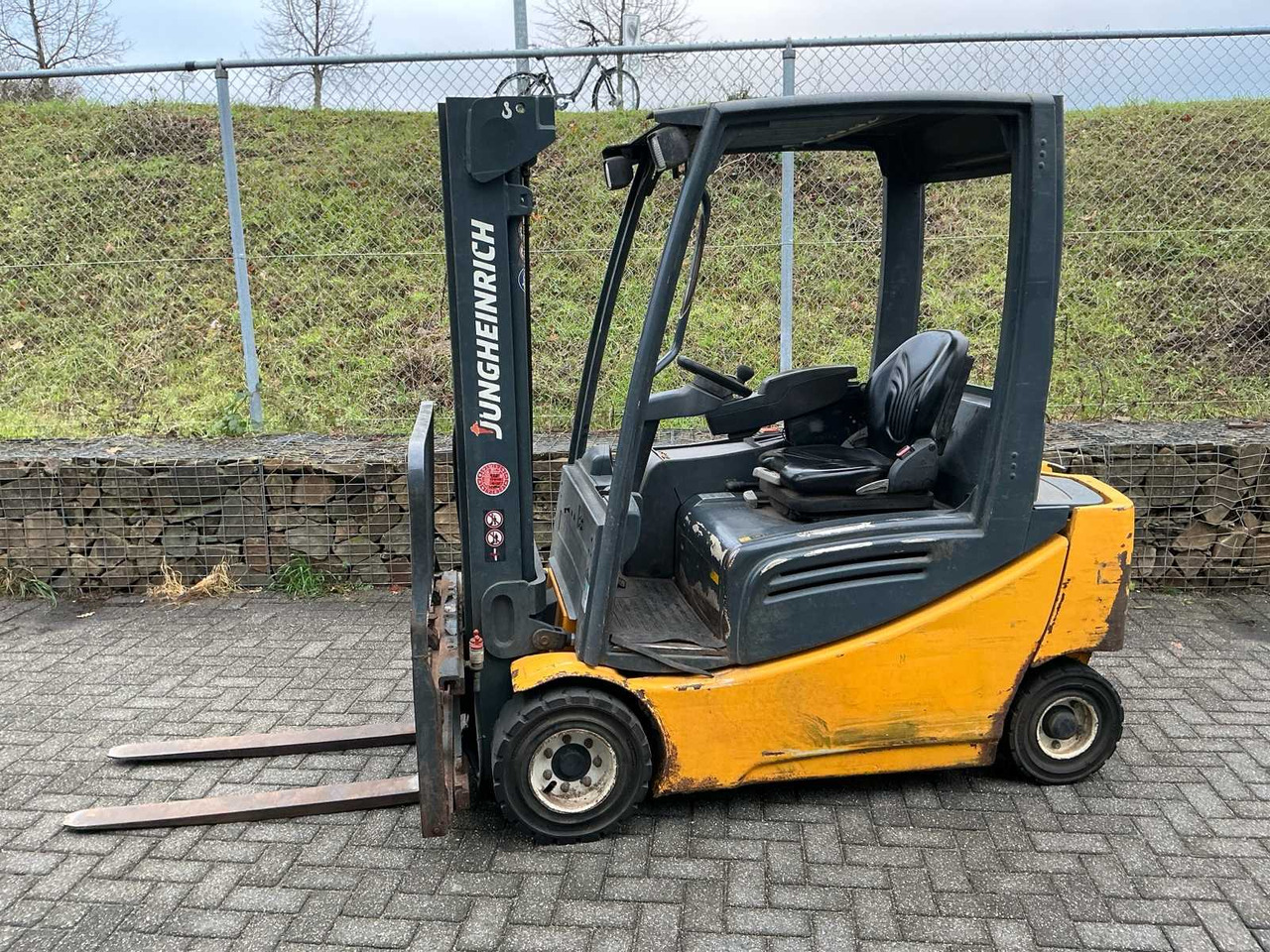 JUNGHEINRICH EFG 320 FORKLIFT - Forklift: picture 1 JUNGHEINRICH EFG 320 FORKLIFT - Forklift: picture 1