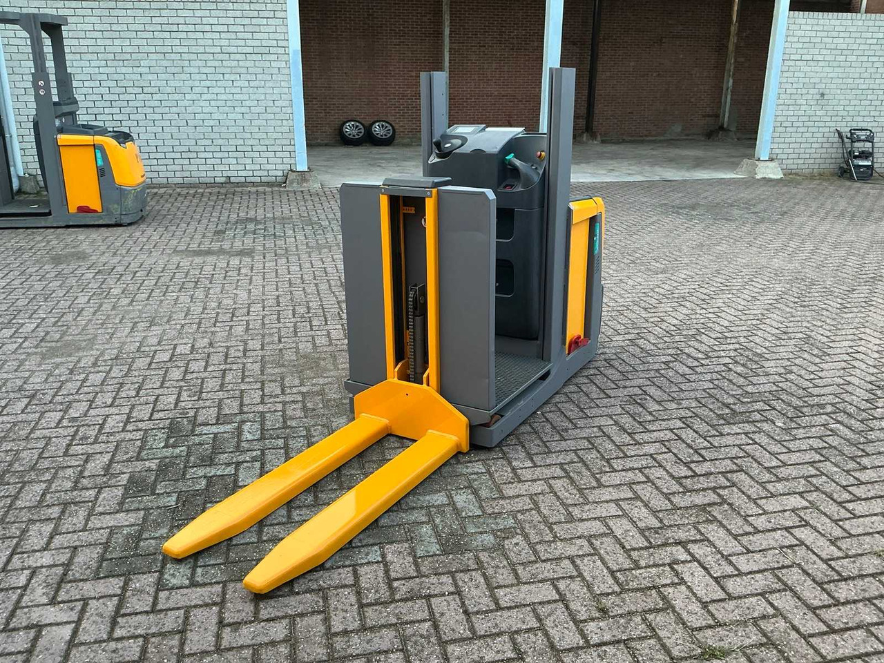 JUNGHEINRICH EKS110 ORDER PICK TRUCK 2019 - Forklift: picture 4 JUNGHEINRICH EKS110 ORDER PICK TRUCK 2019 - Forklift: picture 4