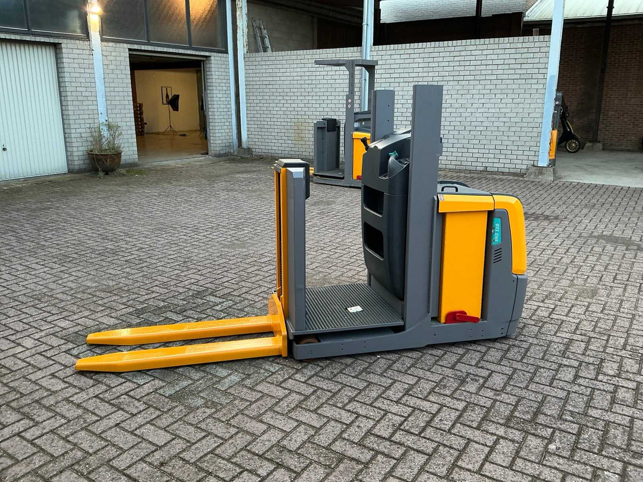 JUNGHEINRICH EKS110 ORDER PICK TRUCK 2019 - Forklift: picture 5 JUNGHEINRICH EKS110 ORDER PICK TRUCK 2019 - Forklift: picture 5