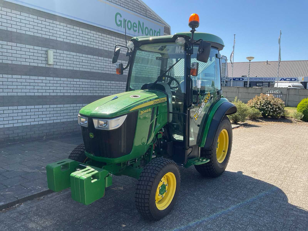 John Deere 3046R - Compact tractor: picture 1 John Deere 3046R - Compact tractor: picture 1