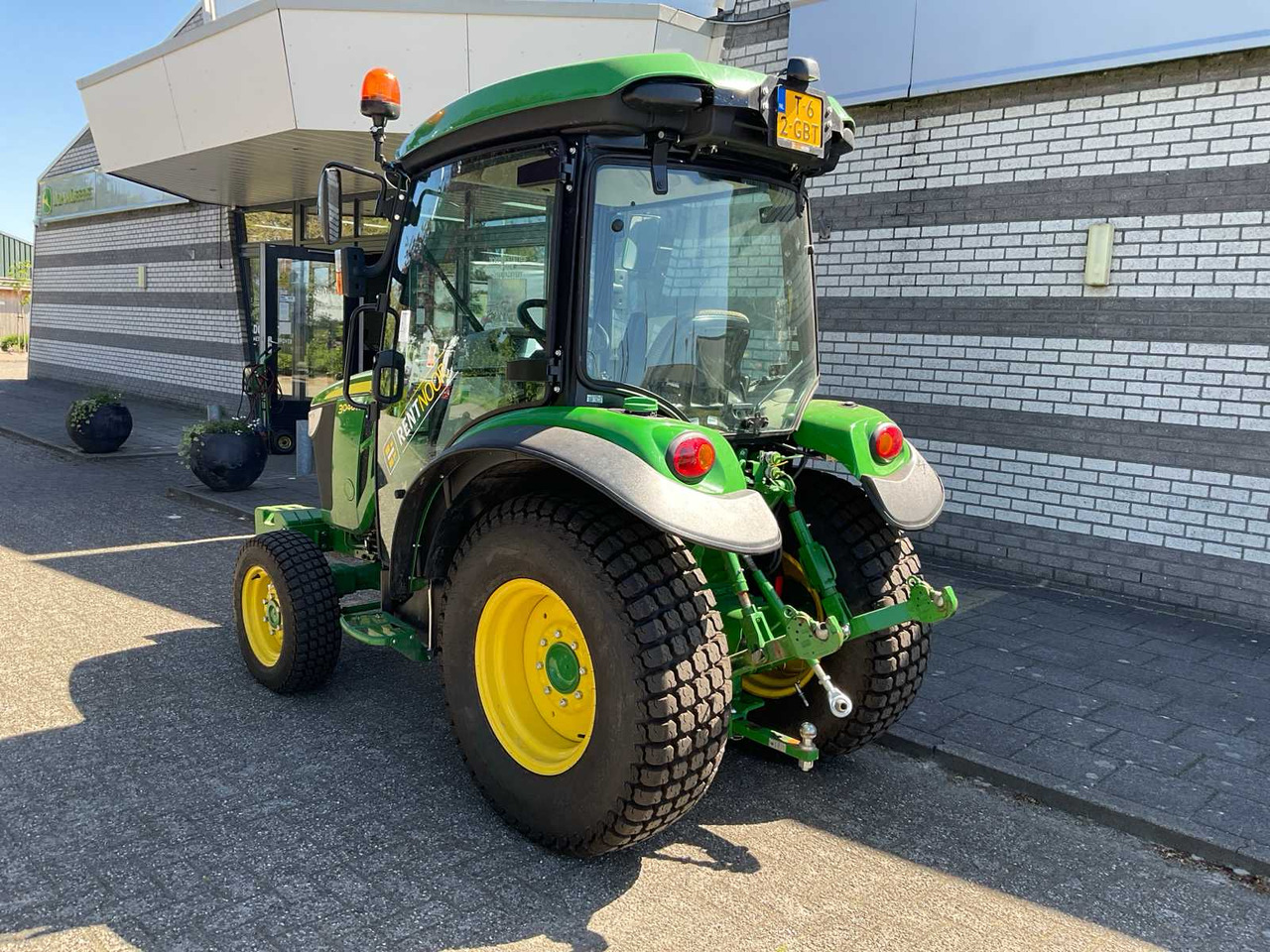 John Deere 3046R - Compact tractor: picture 2 John Deere 3046R - Compact tractor: picture 2