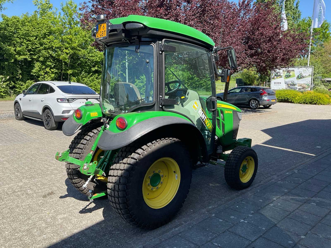 John Deere 3046R - Compact tractor: picture 3 John Deere 3046R - Compact tractor: picture 3