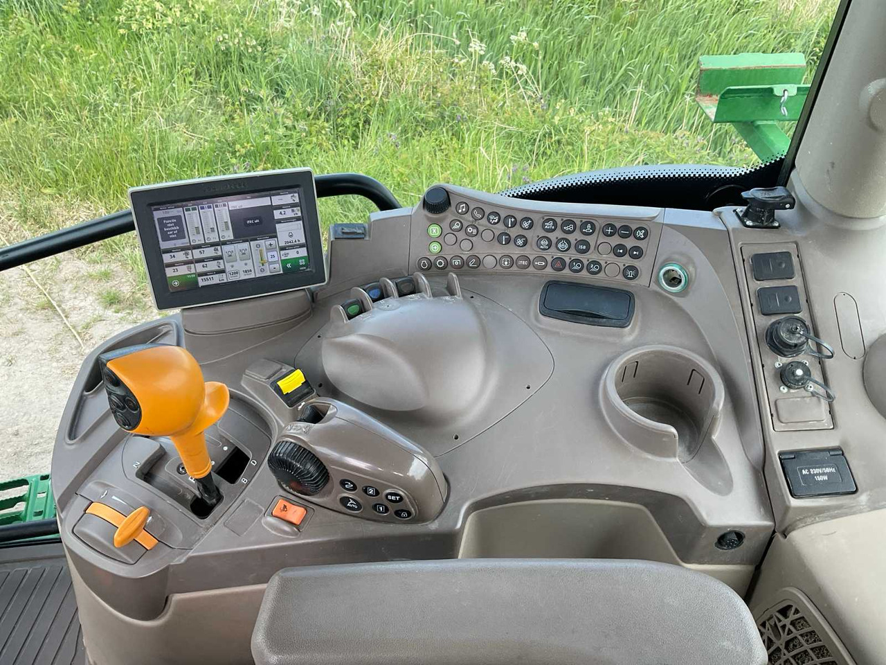 Farm tractor John Deere 6145R: picture 36