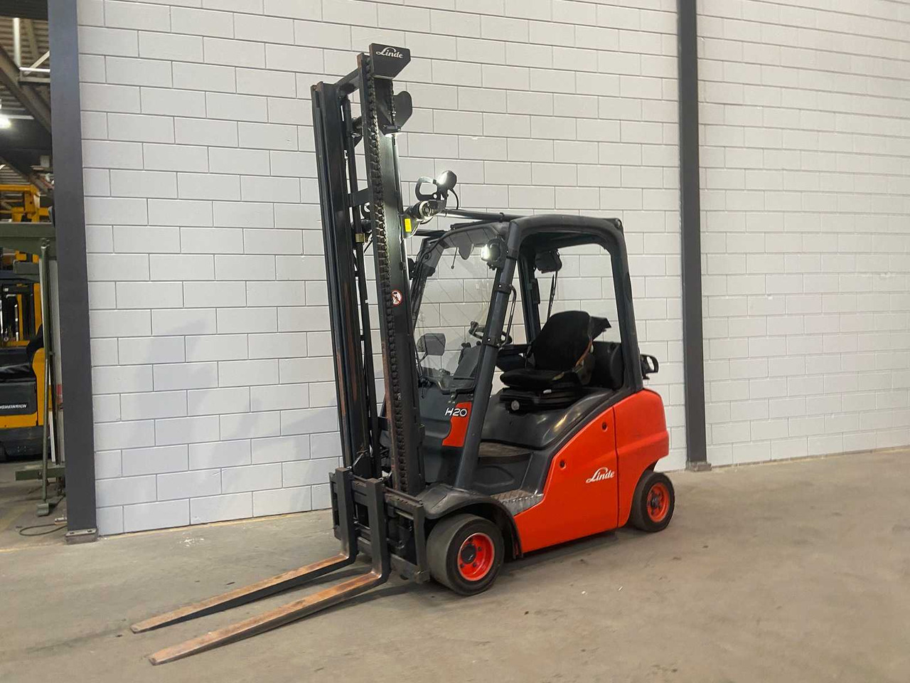 LINDE - 2013 - H20T - FORKLIFT TRUCK - SIDE-SHIFT - Forklift: picture 1 LINDE - 2013 - H20T - FORKLIFT TRUCK - SIDE-SHIFT - Forklift: picture 1