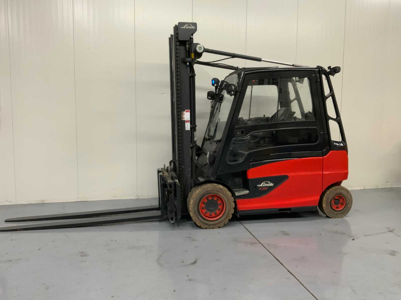 LINDE E50 - FORK POSITIONER, SIDE-SHIFT, LONG FORKS - FORKLIFT 4.1 METERS - CLOSED CABIN - Forklift: picture 2 LINDE E50 - FORK POSITIONER, SIDE-SHIFT, LONG FORKS - FORKLIFT 4.1 METERS - CLOSED CABIN - Forklift: picture 2