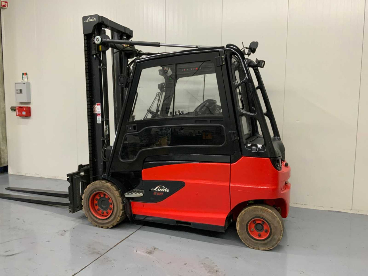 LINDE E50 - FORK POSITIONER, SIDE-SHIFT, LONG FORKS - FORKLIFT 4.1 METERS - CLOSED CABIN - Forklift: picture 3 LINDE E50 - FORK POSITIONER, SIDE-SHIFT, LONG FORKS - FORKLIFT 4.1 METERS - CLOSED CABIN - Forklift: picture 3