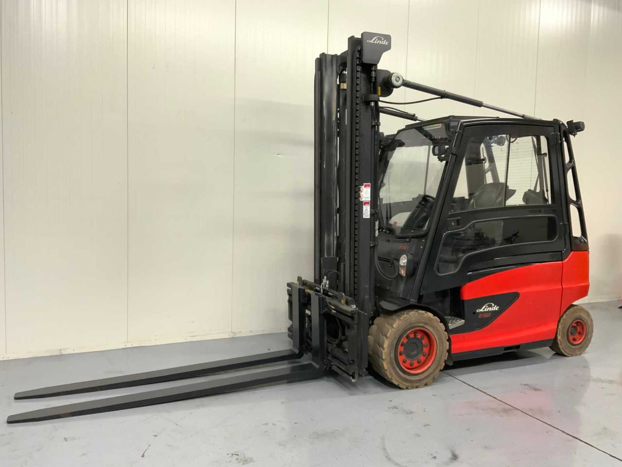 LINDE E50 - FORK POSITIONER, SIDE-SHIFT, LONG FORKS - FORKLIFT 4.1 METERS - CLOSED CABIN - Forklift: picture 1 LINDE E50 - FORK POSITIONER, SIDE-SHIFT, LONG FORKS - FORKLIFT 4.1 METERS - CLOSED CABIN - Forklift: picture 1