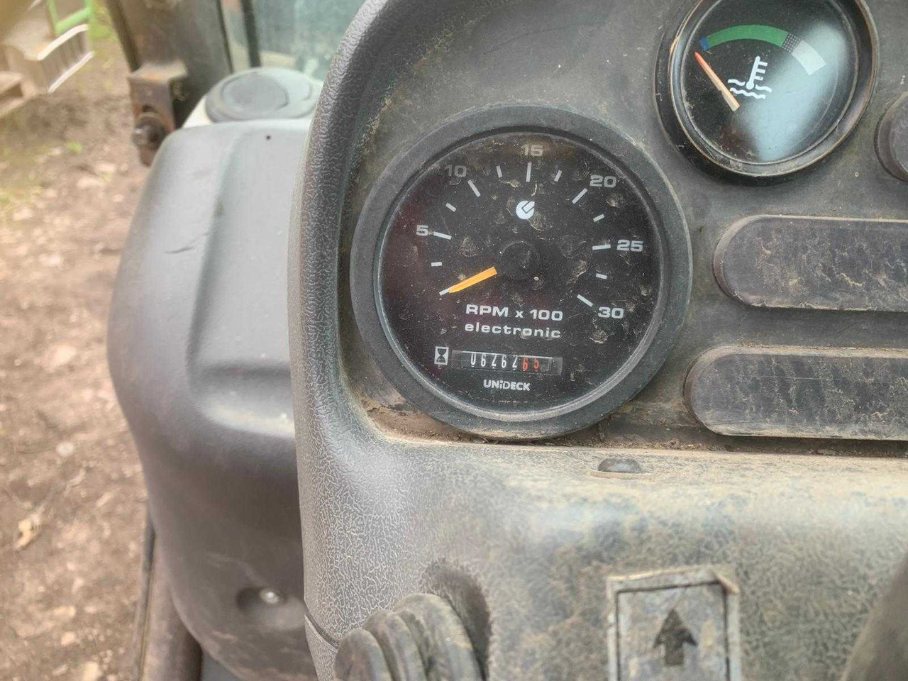 MANITOU - Front loader for tractor: picture 4 MANITOU - Front loader for tractor: picture 4