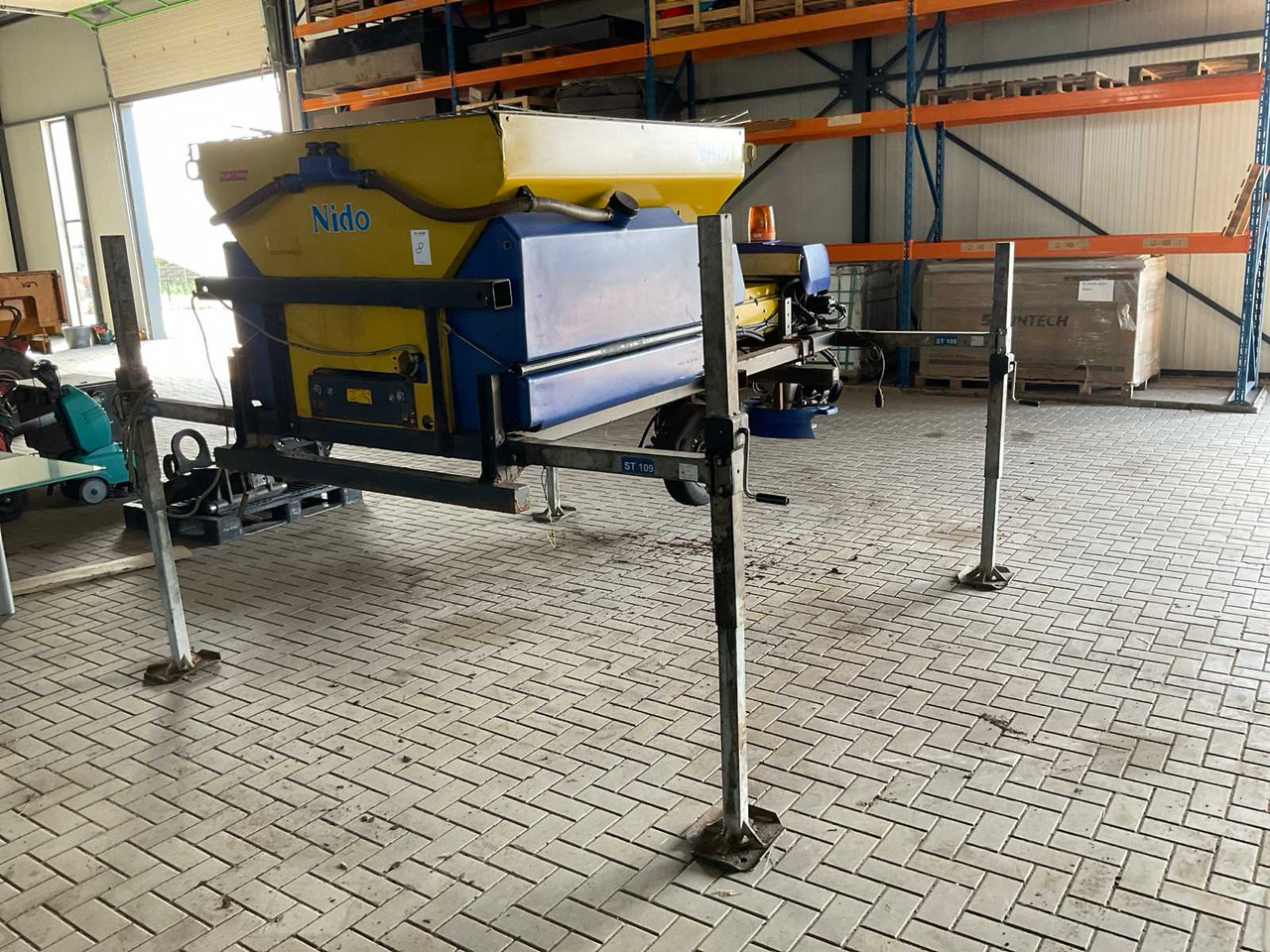 Nido Stratos B11K-27 WCXN-350 - Sand/ Salt spreader: picture 1 Nido Stratos B11K-27 WCXN-350 - Sand/ Salt spreader: picture 1