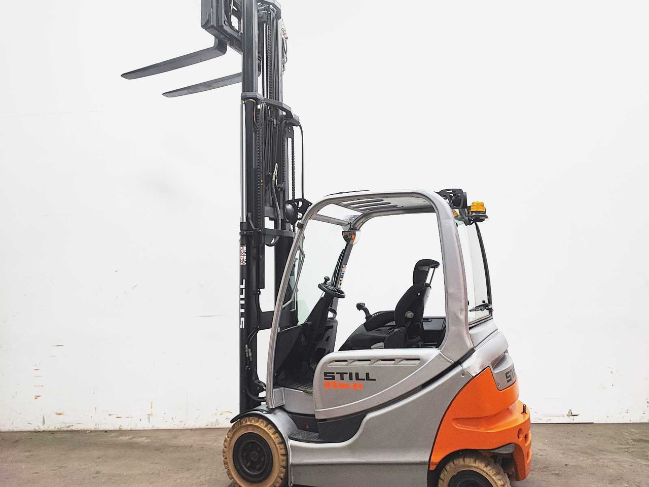 STILL - 2014 - RX60-25 - FORKLIFT WITH FORK SPREADER - Forklift: picture 3 STILL - 2014 - RX60-25 - FORKLIFT WITH FORK SPREADER - Forklift: picture 3