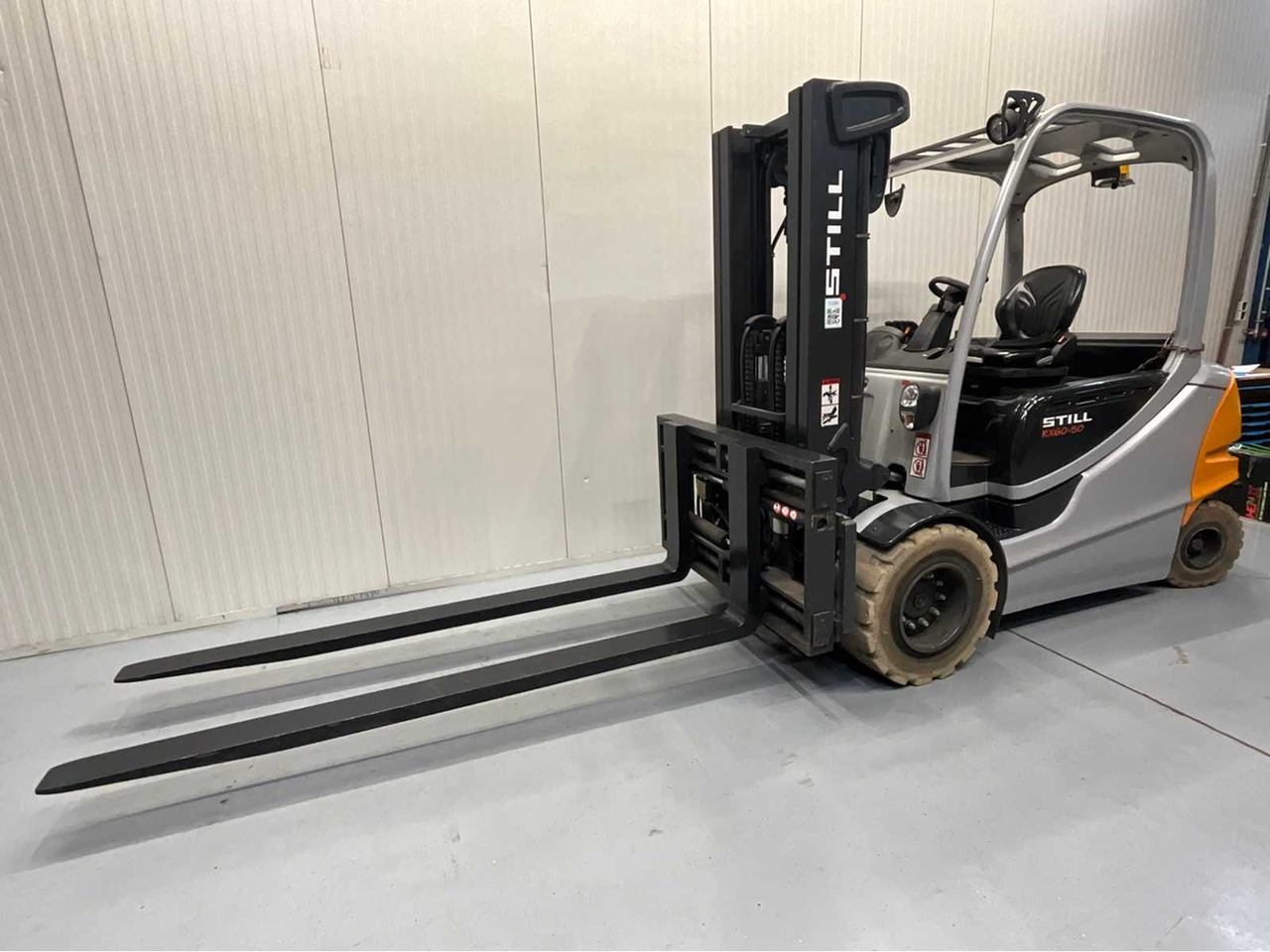 STILL 5000KG- RX60-50 - FORKLIFT TRIPLEX - FORK POSITIONER - SIDESHIFT - FREELIFT - BATTERY 2015 WITH ONLY 1121 HOURS - Forklift: picture 1 STILL 5000KG- RX60-50 - FORKLIFT TRIPLEX - FORK POSITIONER - SIDESHIFT - FREELIFT - BATTERY 2015 WITH ONLY 1121 HOURS - Forklift: picture 1